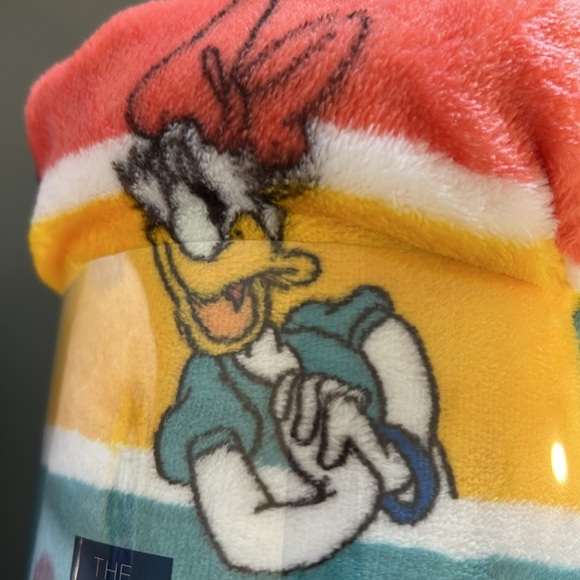 DISNEY MICKEY AND FRIENDS PLUSH OVERSIZED THROW SUPER SOFT MADE BYWOMAN OWNED CO - Picture 3 of 5